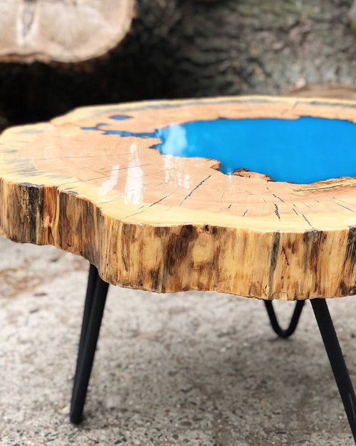 Mesa de madeira com cobertura de resina epóxi